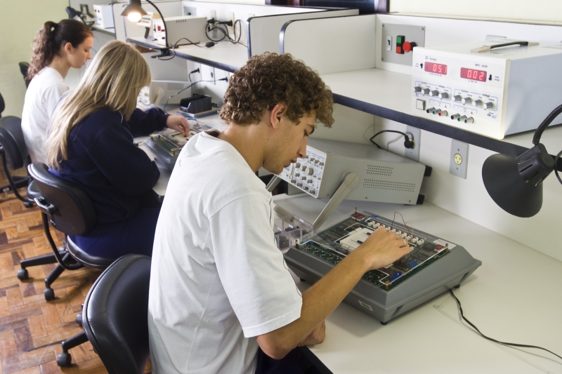 Cursos são intensivos em atividades práticas, que retratam situações reais da indústria. Foto: Divulgação SENAI/SC