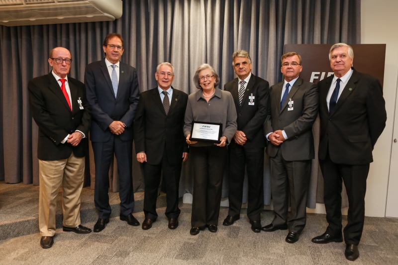 A empresária Silvia Hoepcke da Silva foi homenageada na reunião de diretoria da FIESC (foto: José Luiz Somensi)