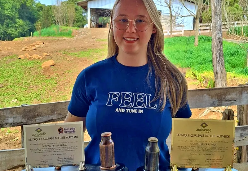 Eduarda na propriedade da família em Cunha Porã: oportunidade nas mãos trabalhando no campo - Foto: Divulgação.