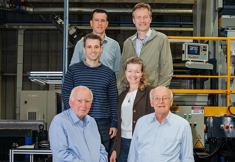 Adolfo e Bertoldo Fey com seus filhos, os netos do fundador: terceira geração assume já organizando a passagem para a quarta - Foto: Paulo Borges.
