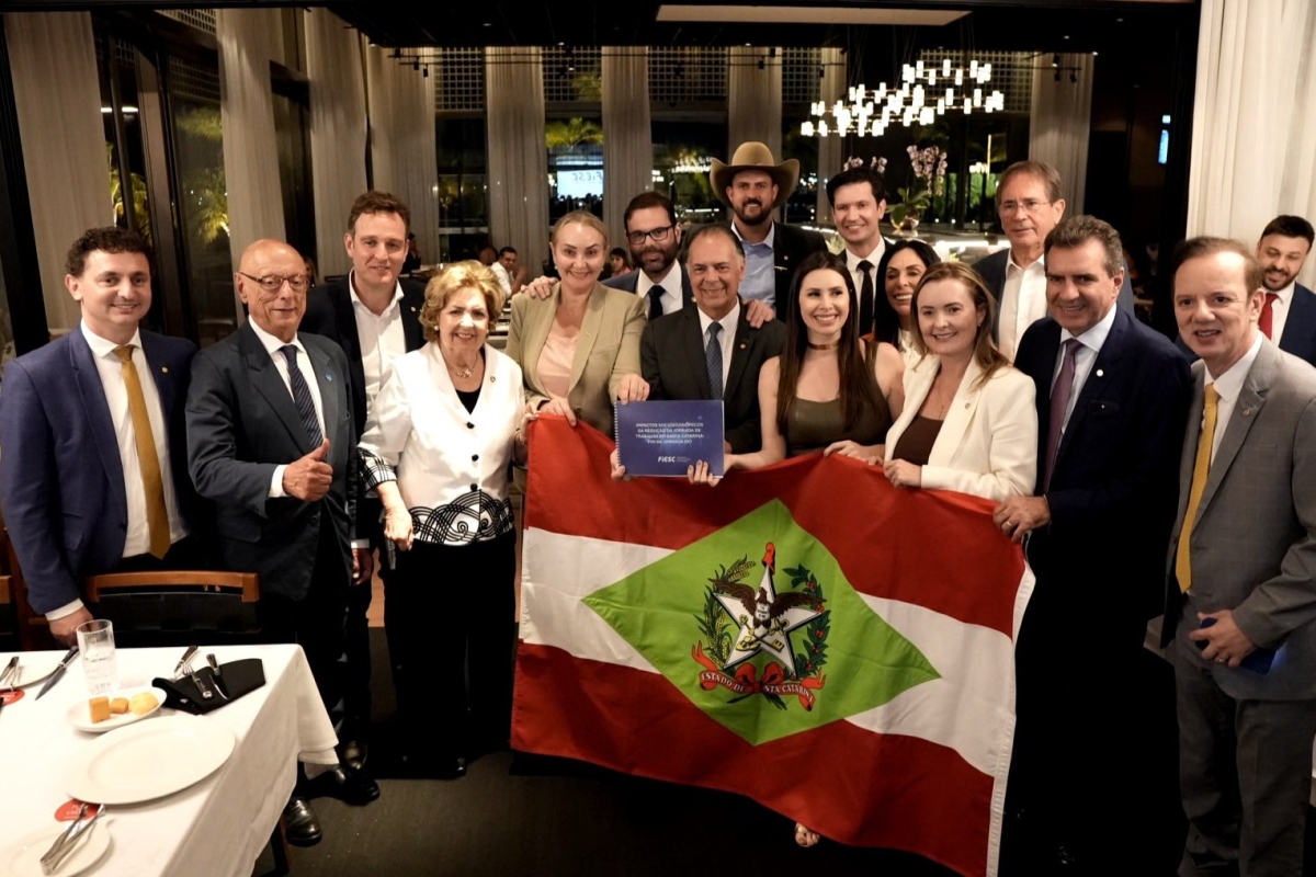 Deputados e senadores catarinenses recebem estudo sobre impactos da redução de jornada em evento em Brasília. (Foto: Alisson Aquino)
